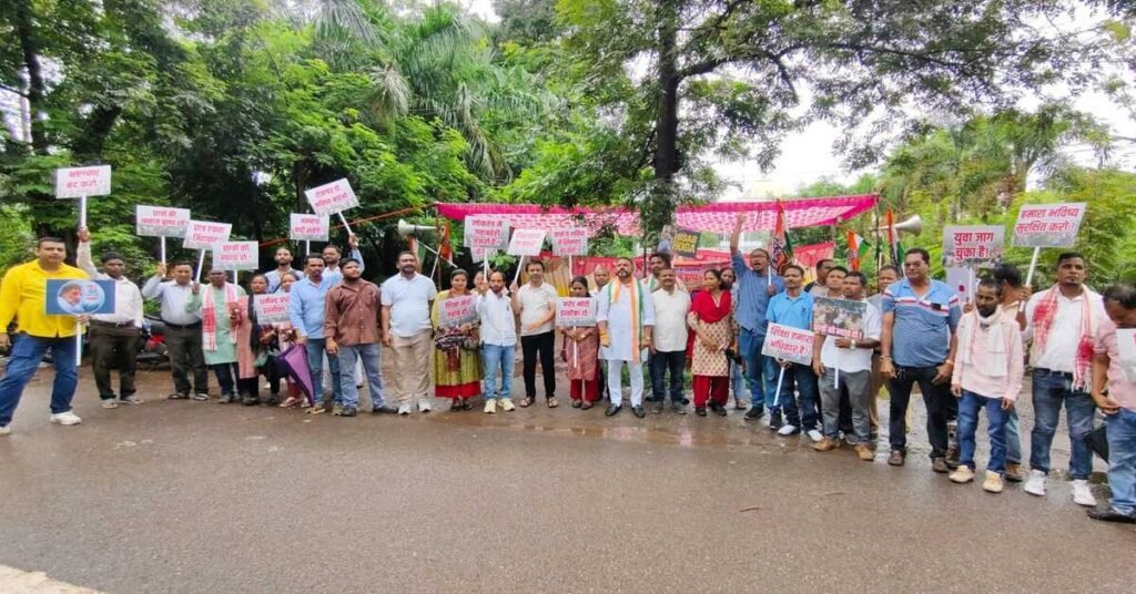 Chaibasa News : नीट पेपर लीक व लाठीचार्ज के विरोध में उतरी कांग्रेस, राष्ट्रपति को भेजा ज्ञापन