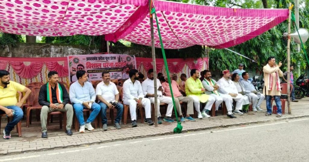 Chaibasa News : अडानी एसीसी प्रबन्धन के खिलाफ यूथ इंटक ने किया धरना प्रदर्शन
