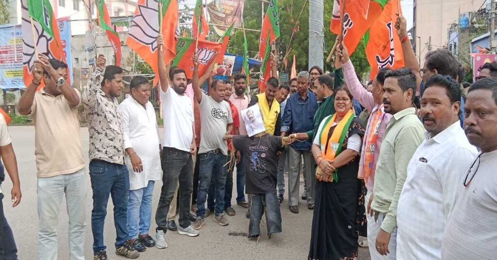 Chaibasa News : भाजपा ने विपक्ष के नेता राहुल गांधी का पुतला दहन कर विरोध जताया
