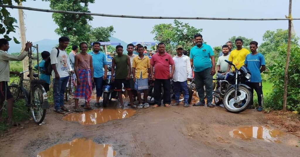 Chaibasa News : सड़क की बदहाली पर फूटा ग्रामीणों का गुस्सा; चक्का जाम कर REO दफ्तर घेरने की दी चेतावनी