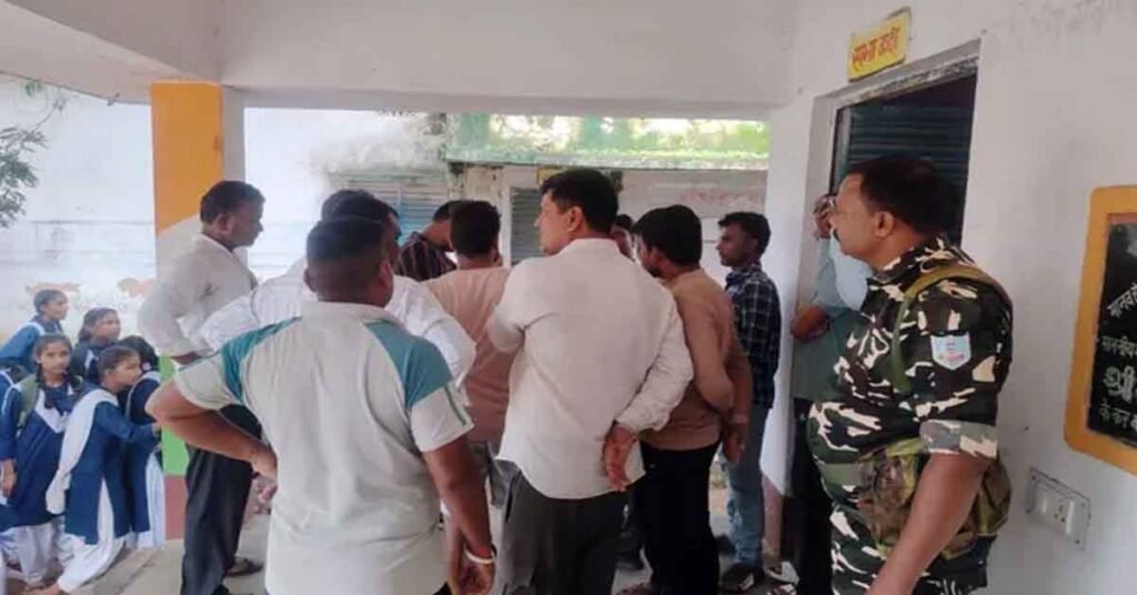 Chatra News : जब सुबह स्कूल पहुंचे शिक्षक तो उड़ गए होश... ताले टूटे, कमरे अस्त-व्यस्त और कंप्यूटर-CCTV गायब!