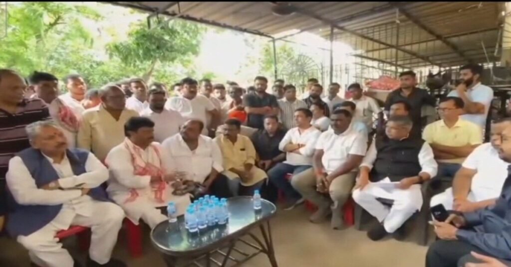 Jamshedpur DD Bar Murder Case : हिमांशु सिंह के परिजनों से मिले भाजपा प्रदेश अध्यक्ष आदित्य साहू, हर संभव सहयोग और न्याय का दिलाया भरोसा