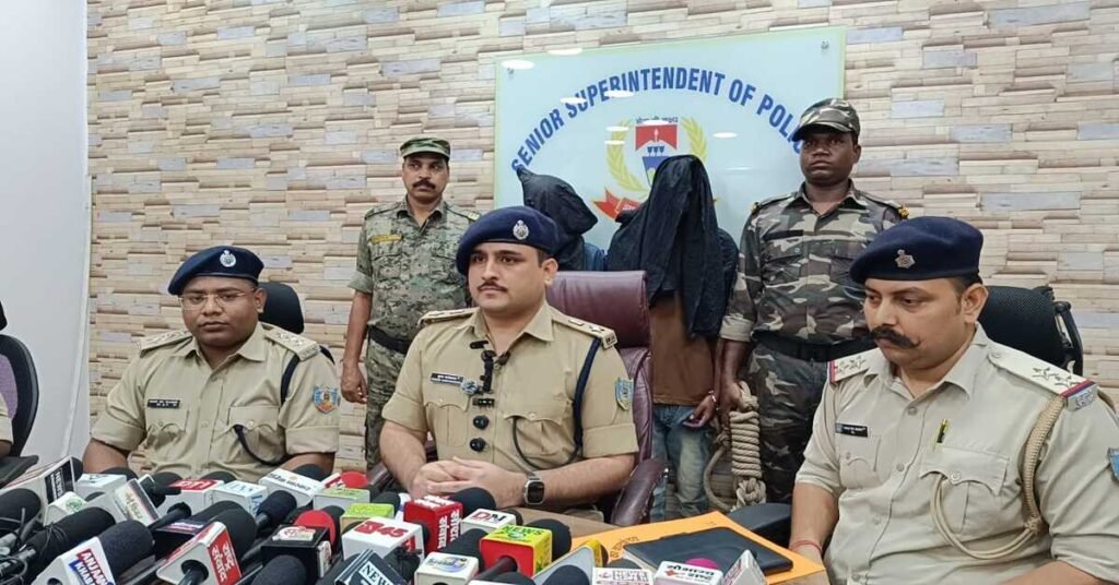 Jamshedpur Crime News: मुसाबनी पुलिस की बड़ी कार्रवाई, 312 बोतल अवैध शराब जब्त, टाटा मैजिक समेत दो तस्कर गिरफ्तार