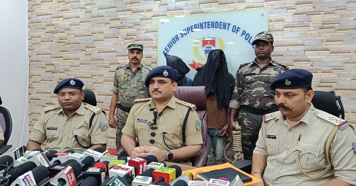 Jamshedpur Crime News: मुसाबनी पुलिस की बड़ी कार्रवाई, 312 बोतल अवैध शराब जब्त, टाटा मैजिक समेत दो तस्कर गिरफ्तार