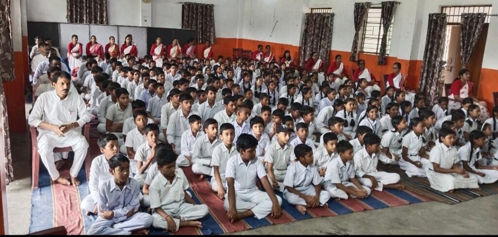 Jamshedpur news : बिरसानगर शिशु विद्या मंदिर में संकुल स्तरीय प्रश्न मंच प्रतियोगिता, सात विद्यालयों के कुल 211 बच्चों ने लिया हिस्सा      