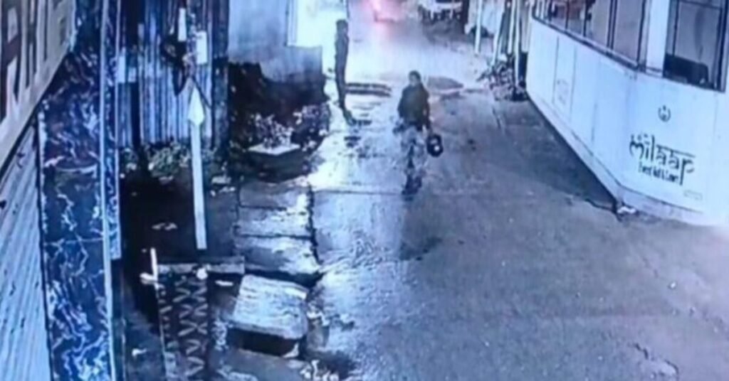 Jamshedpur Crime: परसुडीह में सब्जी विक्रेता से हथियार के बल पर लूट, मोबाइल, चेन और नकदी लेकर फरार हुए तीन बदमाश