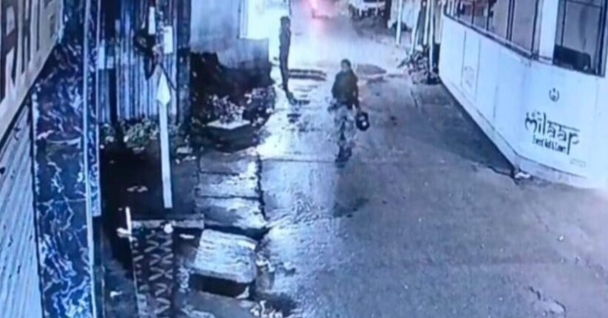 Jamshedpur Crime: परसुडीह में सब्जी विक्रेता से हथियार के बल पर लूट, मोबाइल, चेन और नकदी लेकर फरार हुए तीन बदमाश