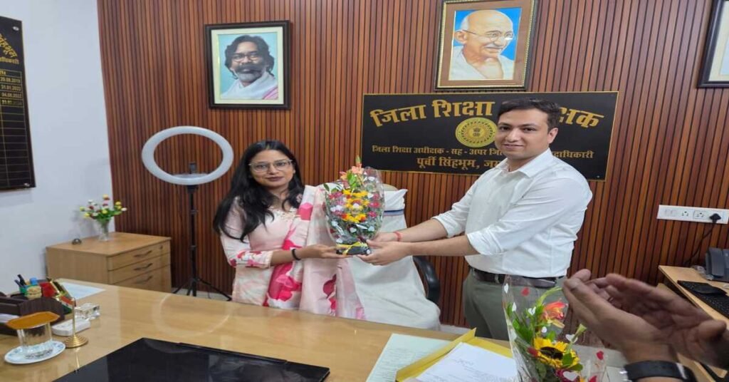 Jamshedpur Education News : डीईओ व डीएसई ने संभाला पदभार, गुणवत्ता पूर्ण शिक्षापर रहेगा फोकस