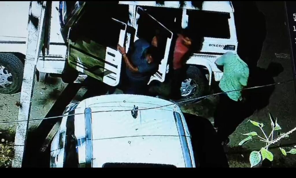 Jamshedpur news : गोविंदपुर में धड़ले से हो रही तस्करी, बोलेरों से रात में हो रही गाय की चोरी