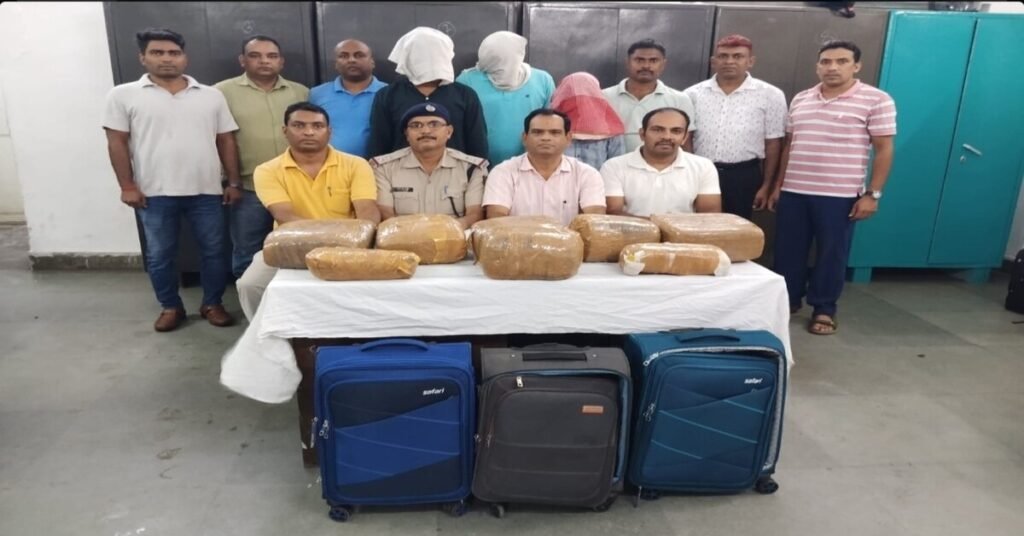 Jamshedpur News : टाटानगर रेलवे स्टेशन पर 34.7 किलो गांजा के साथ बिहार के तीन तस्कर गिरफ्तार, GRP और RPF की संयुक्त कार्रवाई