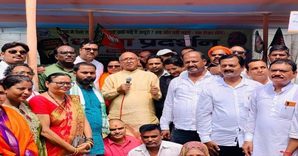 Jamshedpur News : मानगो नगर निगम के सामने विधायक सरयू राय ने दिया धरना, बोले- प्राइवेट लिमिटेड कंपनी की तरह चल रहा निगम