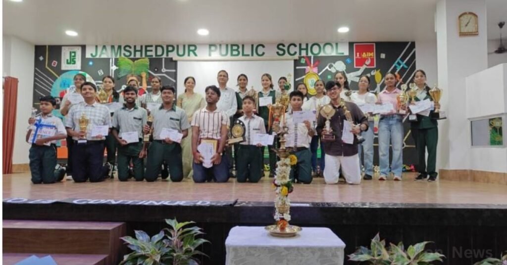 Jamshedpur News : सीनियर स्कूल पुरस्कार संध्या 2026-27: मेधावी छात्रों का सम्मान, प्रतिभाओं को मिला मंच
