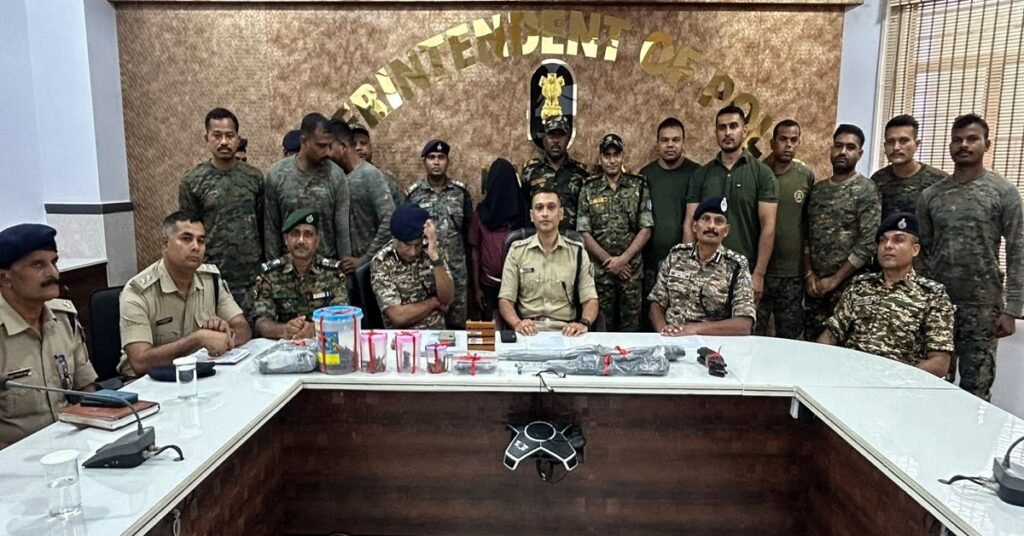 Jharkhand Crime: 18 पुलिसकर्मियों की हत्या का आरोपी व 20 लाख का इनामी माओवादी रविंद्र गंझू गिरफ्तार, एके-56 समेत भारी मात्रा में हथियार बरामद