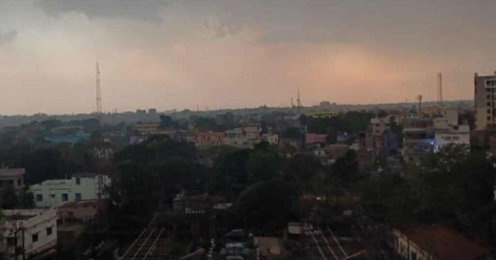 Jharkhand Rain : झारखंड में आज और कल जमकर बरसेंगे बादल, जानें कितने जिलों में भारी बारिश और वज्रपात का अलर्ट