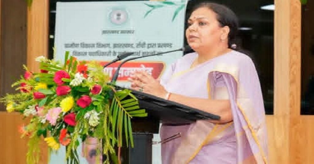 Jharkhand News: अधिकारी संवेदनशीलता और जवाबदेही के साथ काम करें, मंत्री दीपिका पांडेय ने दी नसीहत, BDO को उपलब्ध कराए 25 विभागीय वाहन