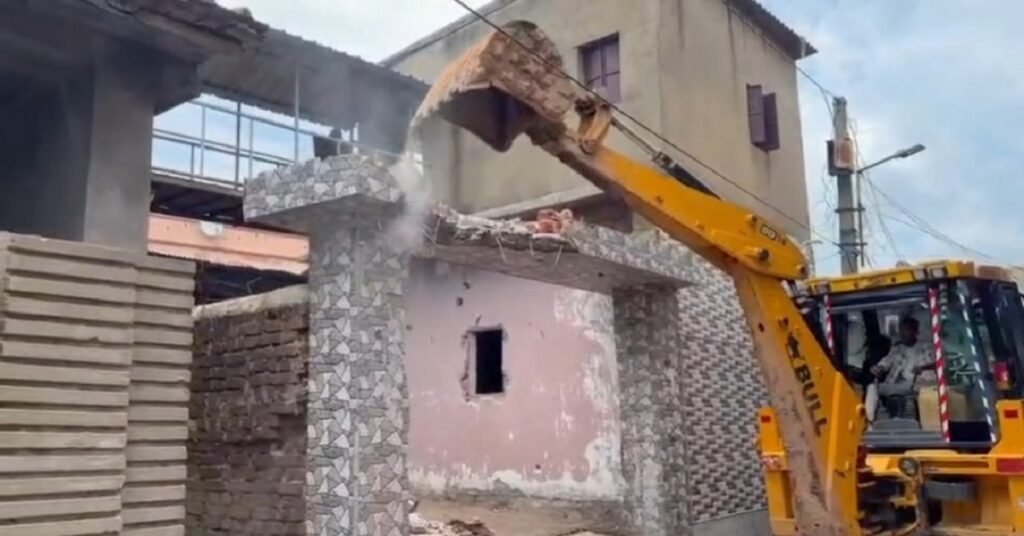 Dhanbad Police Action: धनबाद पुलिस की बड़ी कार्रवाई, गैंगस्टर प्रिंस खान के घर पर चलाया बुलडोजर