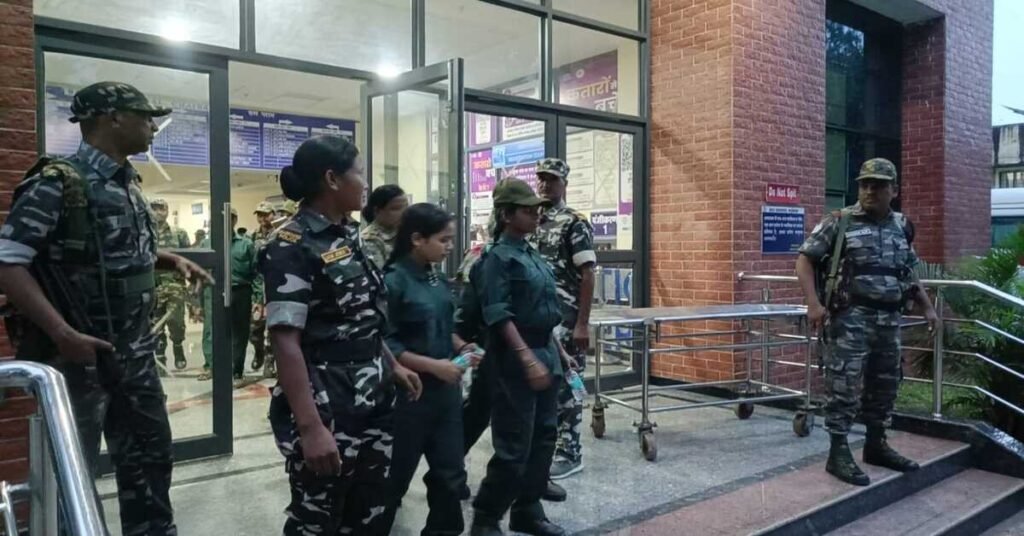 Naxali surrender News: झारखंड में 24 उग्रवादियों ने डाले हथियार, 14 को लाया गया चाईबासा