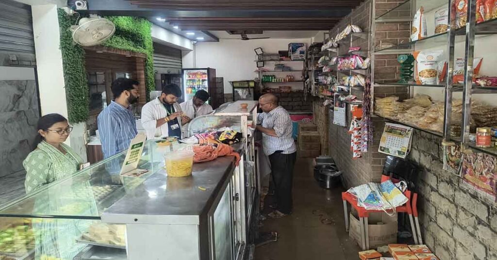 West Singhbhum News: चक्रधरपुर में वृंदावन स्वीट्स और गोलूजी स्नैक्स के लड्डू व श्री राम कृष्ण स्वीट्स एंड स्नैक्स की जलेबी मिली हानिकारक