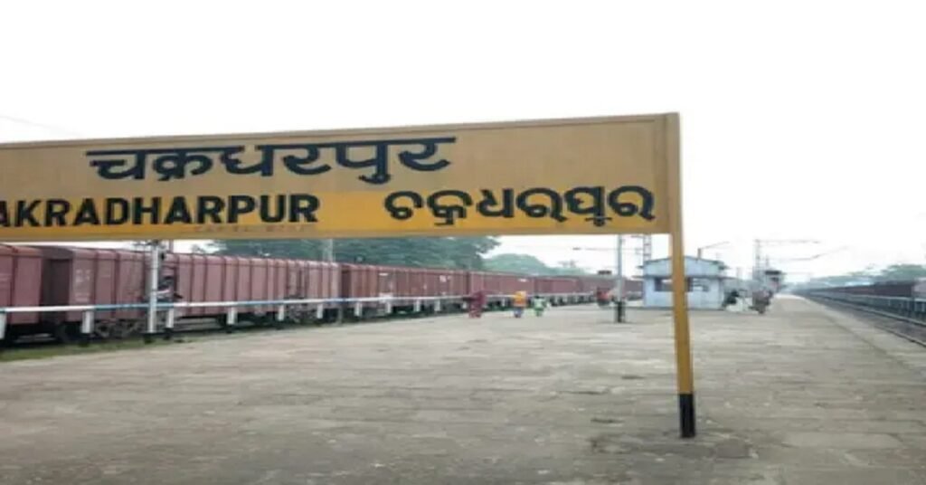 West Singhbhum News: चक्रधरपुर स्टेशन पर पुलिस की बड़ी कार्रवाई, तमिलनाडु भेजे जा रहे 11 नाबालिग बच्चों का रेस्क्यू
