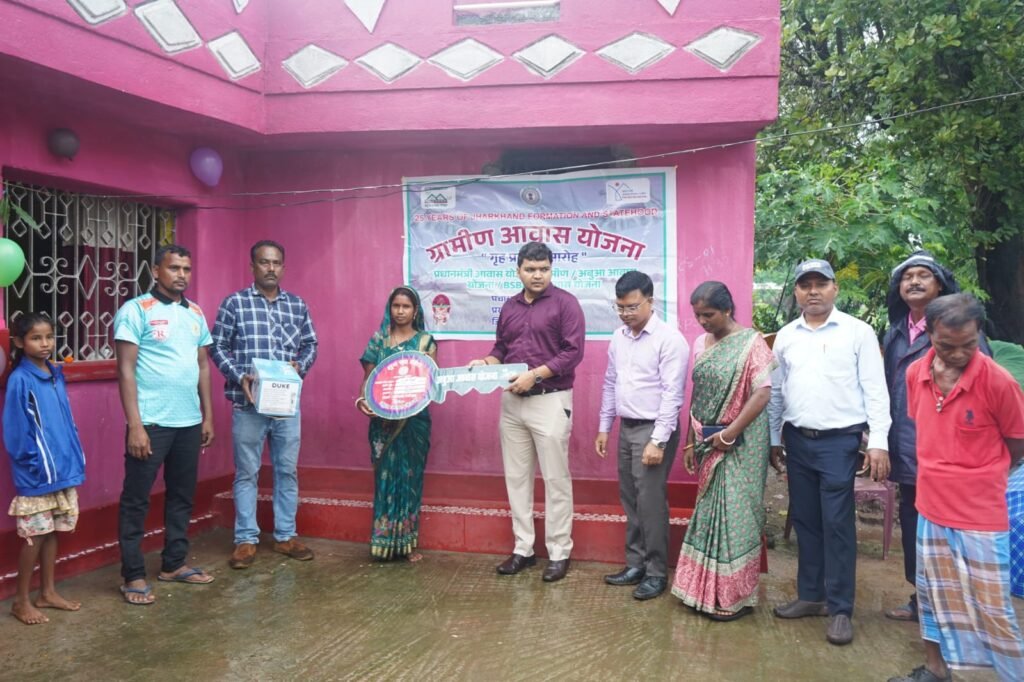 West singhbhum News : पश्चिमी सिंहभूम में मनाया गया गृह प्रवेश दिवस, उपायुक्त ने दो परिवारों को सौंपा नया आशियाना