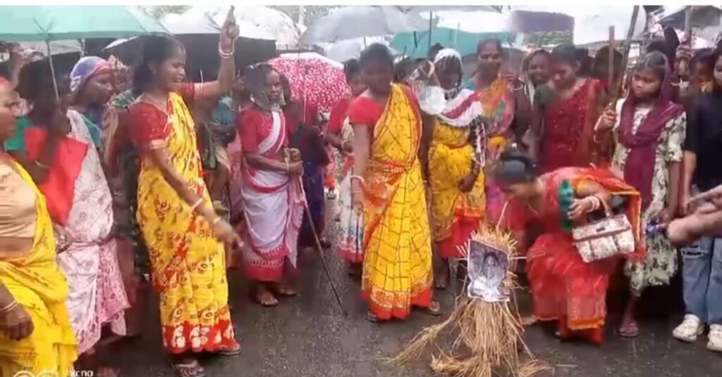 Potka Rankini Temple News: रंकिनी मंदिर परियोजना पर आदिवासी ग्राम सभाओं का विरोध, विधायक संजीव सरदार का पुतला फूंका