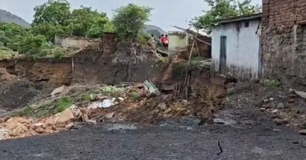 Land Subsidence : धनबाद में भारी बारिश के बीच दोबारा धंसी जमीन, ढहे 6 मकान