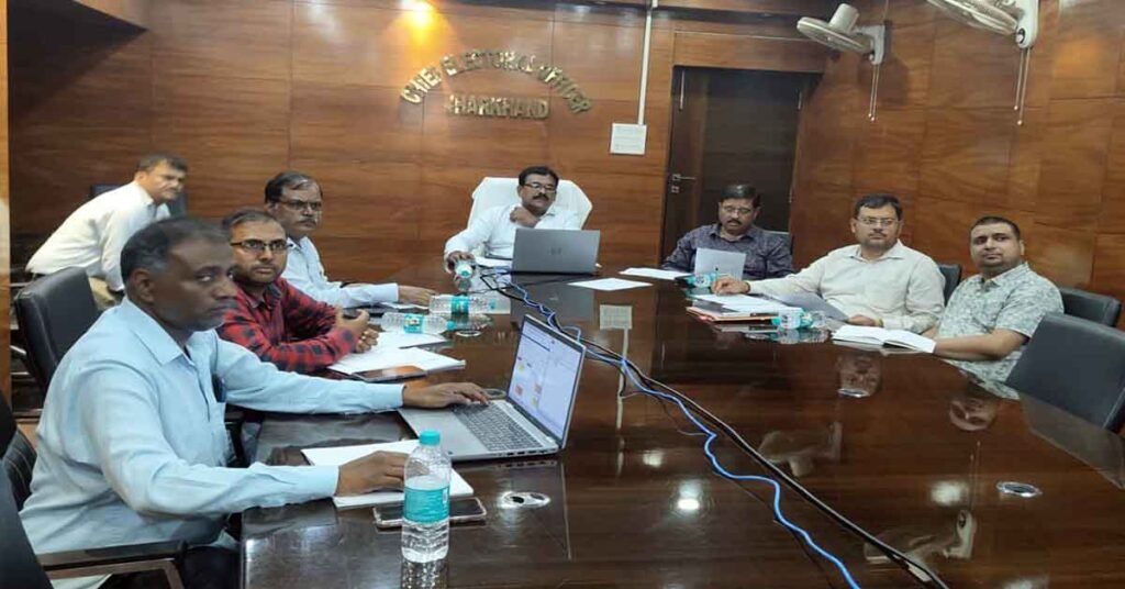 Ranchi SIR News : राजनीतिक दलों के बीएलए -2 मतदाताओं से फॉर्म कलेक्शन में करें सहयोग : के रवि कुमार