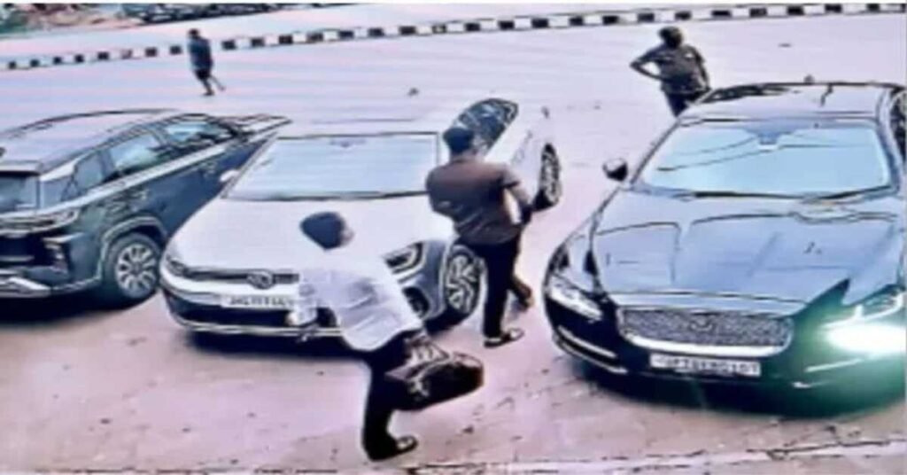 Ranchi News : रांची अशोक नगर हाई-प्रोफाइल चोरी करने 80 लाख की जगुआर से पहुंचे थे बदमाश, फर्जी आधार पर होटल में ठहरे