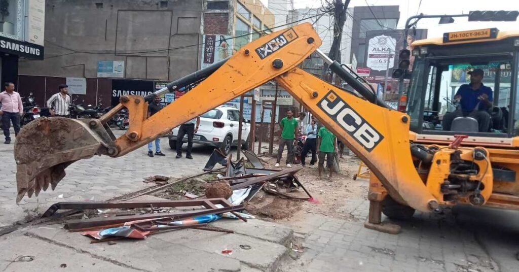 Ranchi Encroachment Drive : हरमू रोड पर नगर निगम का अतिक्रमण हटाओ अभियान, 12 प्रतिष्ठानों को नोटिस, दो दुकानें कराईं बंद