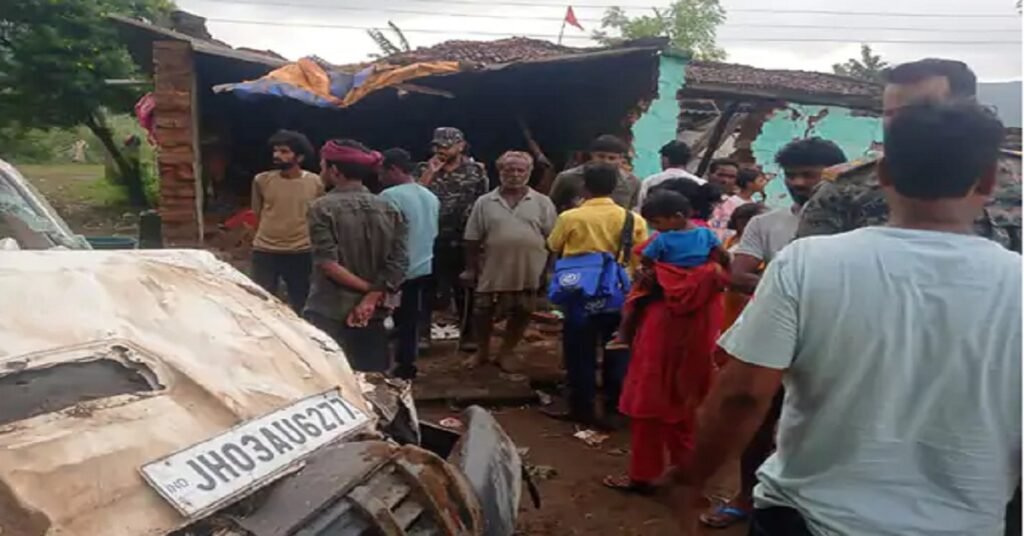Latehar Accident :चंदवा सड़क हादसे में मरने वालों की संख्या हुई चार,सड़क किनारे घर में जा घुसी थी स्कॉर्पियो