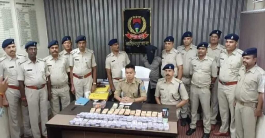 Seraikela Crime : आदित्यपुर में ब्राउन शुगर पर बड़ा प्रहार, 7.59 लाख रुपये के साथ तस्कर गिरफ्तार, मुख्य सरगना समेत छह फरार