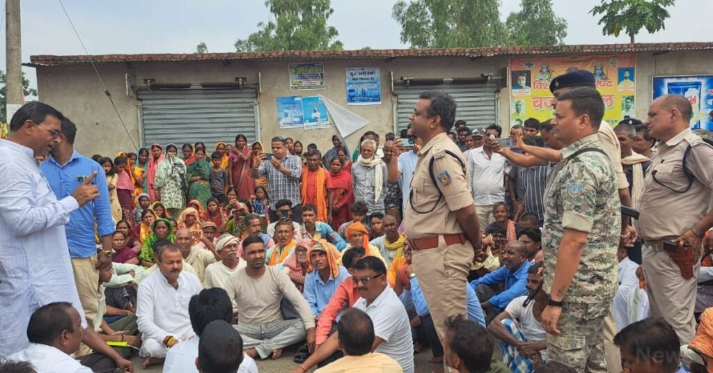 Giridih News : गिरिडीह में शव रखकर मेन रोड किया जाम, मौत के जिम्मेदार आरोपियों की गिरफ्तारी की मांग