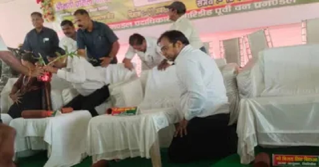 Giridih News: वन महोत्सव के दौरान टूटा मंच,गिरे मंत्री व अधिकारी ... पर नहीं रुका वन महोत्सव!
