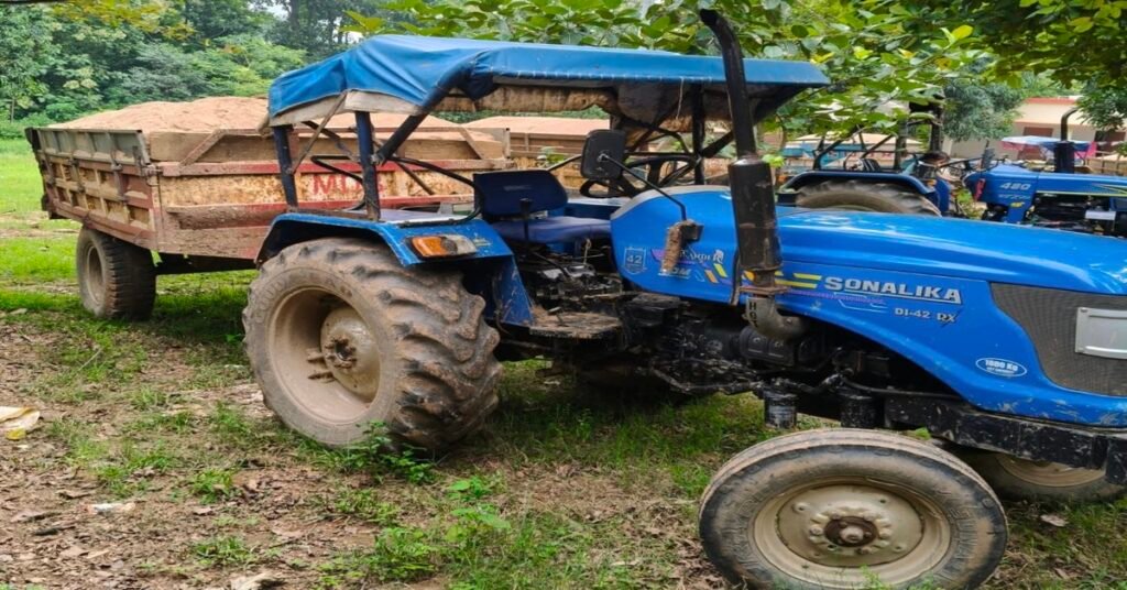 Chaibasa News : गोईलकेरा में अवैध बालू परिवहन पर टास्क फोर्स की कार्रवाई, 2 ट्रैक्टर जब्त