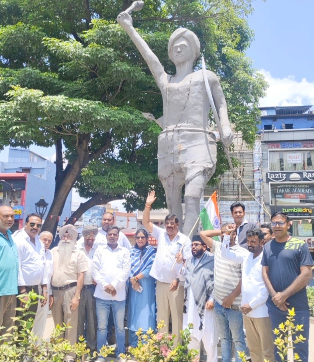 Jamshedpur News : कांग्रेस ने भगवान बिरसा मुंडा को नमन कर मनाया विश्व आदिवासी दिवस