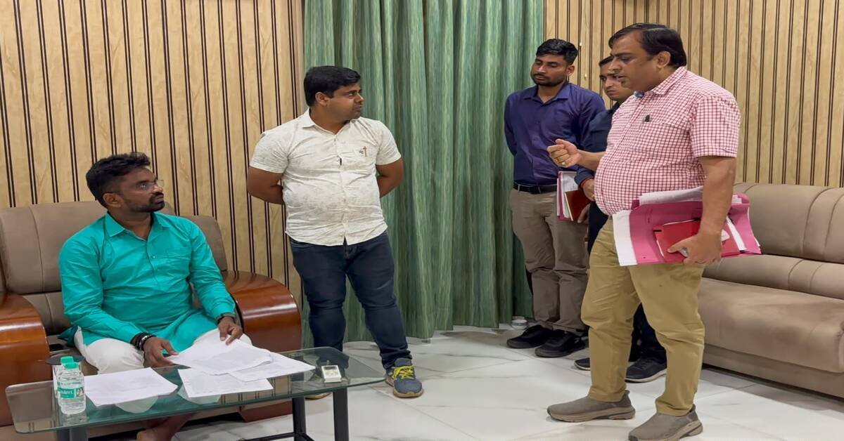 Jamshedpur News : दो साल बाद भी सड़क निर्माण शुरू नहीं होने पर भड़के विधायक संजीव सरदार, दो ठेकेदारों पर गिरी गाज