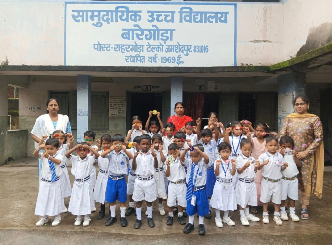Jamshedpur News : बारीगोड़ा सामुदायिक उच्च विद्यालय में बच्चों की दिखी प्रतिभा, राखी मेकिंग प्रतियोगिता में 54 बच्चों ने लिया हिस्सा