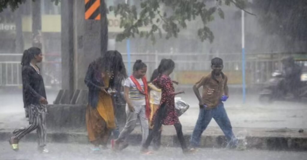 Jharkhand Monsoon Alert : झारखंड में आज बदलेगा मौसम का मिजाज, देवघर-दुमका समेत कई जिलों में आंधी, बारिश और वज्रपात का अलर्ट
