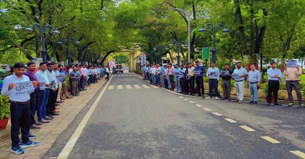Jharkhand Secretariat : मानव श्रृंखला के बाद सचिवालय कर्मियों का आंदोलन तेज, 6 से 12 अगस्त तक काला बिल्ला लगाकर करेंगे काम
