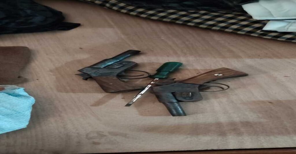 Palamu Crime : पांडु में पुलिस की बड़ी कार्रवाई, दो देशी कट्टा और पांच जिंदा कारतूस बरामद, आरोपी फरार