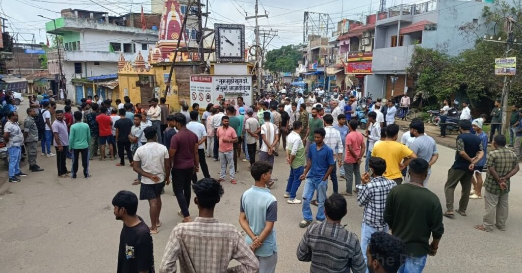 Lohardaga Protest : चैंबर ऑफ कॉमर्स के आह्वान पर बंद रहा लोहरदगा, शुभम हत्याकांड के अपराधियों की जल्द गिरफ्तारी की मांग हुई तेज