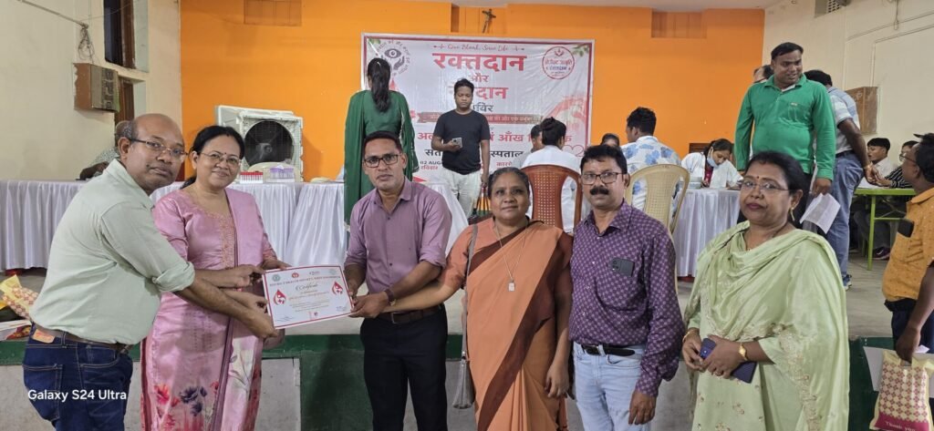 West Singhbhum News : कार्मेल स्कूल में लगा स्वास्थ्य शिविर, 90 लोगों ने किया रक्तदान, रक्तदाताओं में 21 महिलाएं भी शामिल