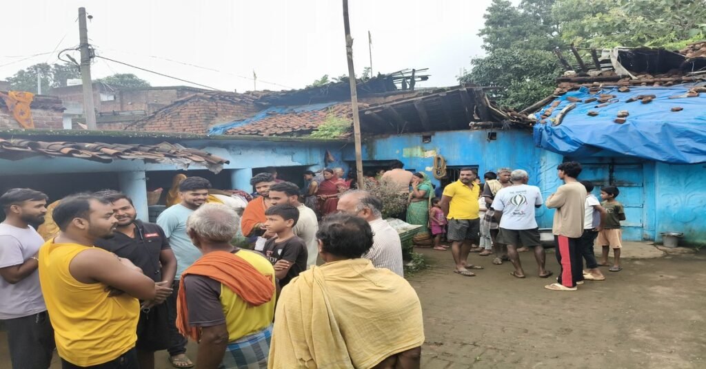 Hazaribagh : बरसात से गिरी मिट्टी की दीवार, चांदी के सिक्कों से भरा गगरा देख मच गया शोर, जुटी भीड़ 