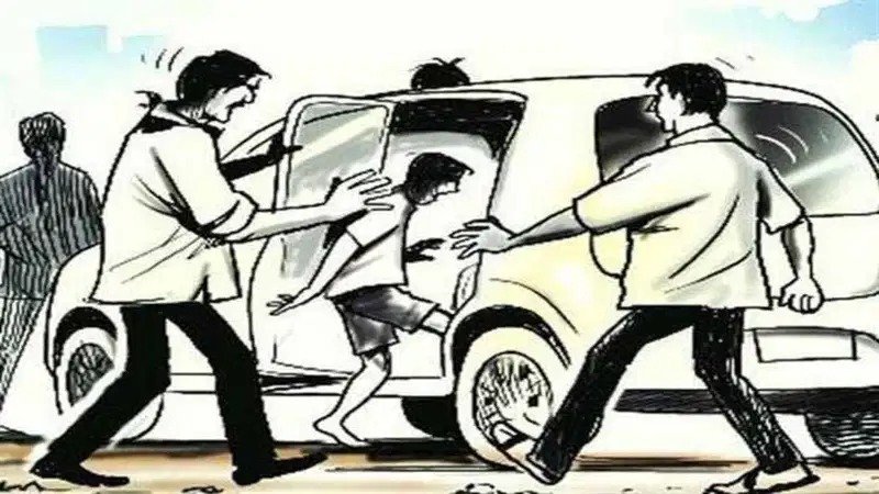 रांची में अखबार विक्रेता को कार में बैठाकर ले गए