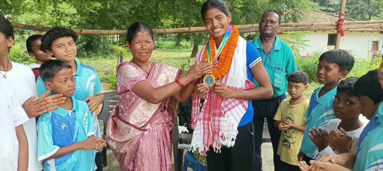 गुमला की बेटी ने एशिया कप जूनियर हॉकी में दिखाया जलवा, गांव पहुँचने पर ग्रैंड वेलकम