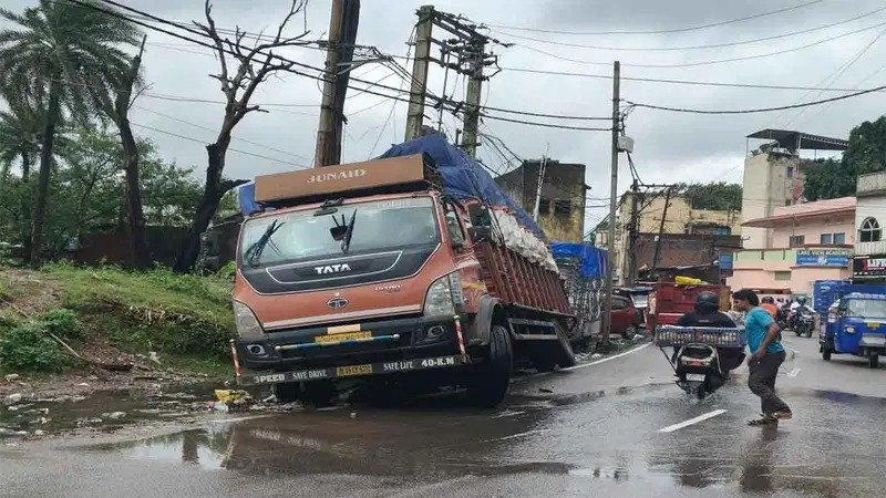 खुली नाली में घुसा ट्रक का पहिया, रातभर फंसा रहा, ड्राइवर और खलासी परेशान