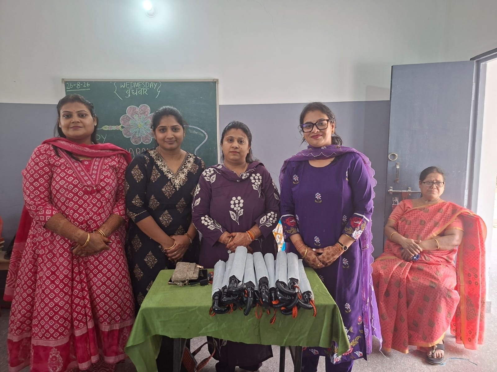 मारवाड़ी युवा मंच समर्पण शाखा ने बांटा छाता