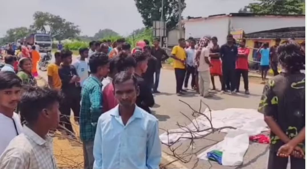 सोनाहातू के पास हाइवा-बाइक टक्कर में पति-पत्नी की मौ’त