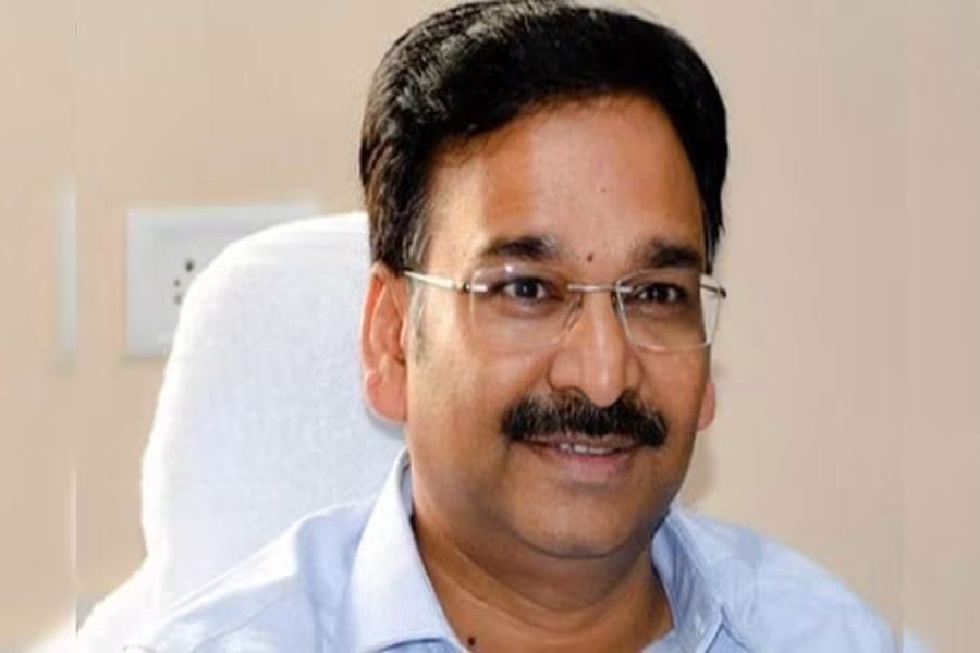 निलंबन मुक्त हुए आईएएस विनय चौबे, कार्मिक विभाग में दिया योगदान