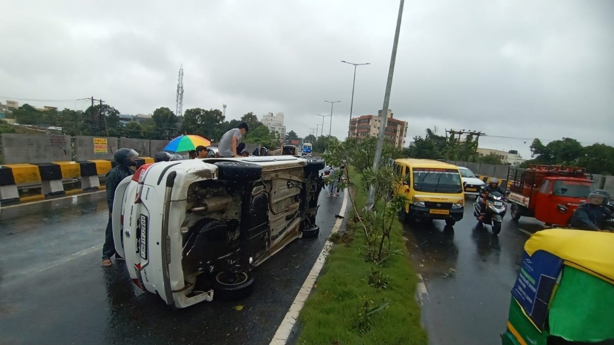 डिबडीह ओवरब्रिज पर तेज रफ्तार कार पलटी, दो युवक बाल-बाल बचे